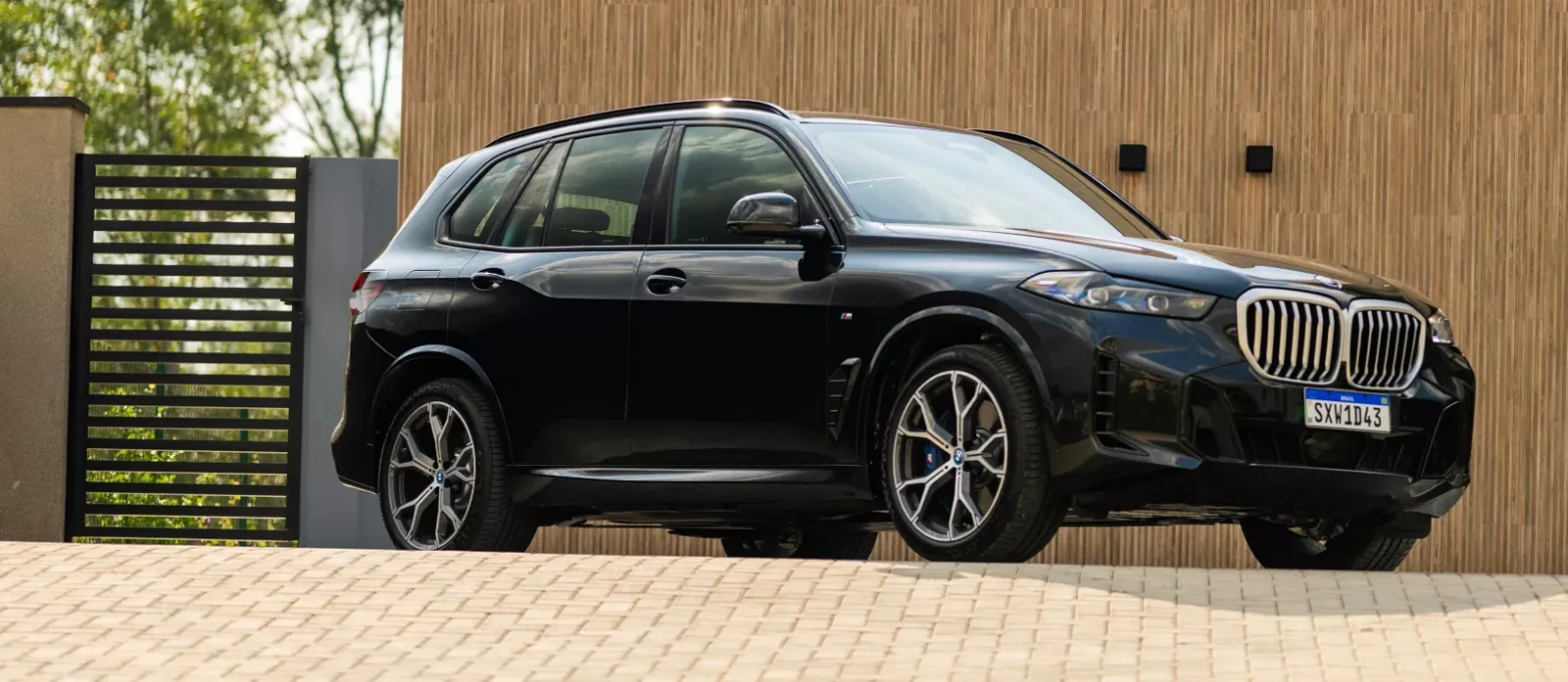 BMW X5, página brasileira atual. Imagem de fábrica, sem indicação de blindagem.
