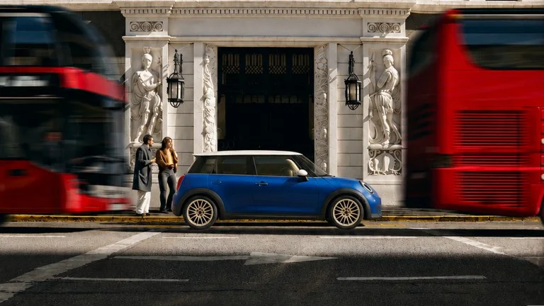 MINI Cooper S três portas, página brasileira atual. Imagem de fábrica, sem indicação de blindagem.