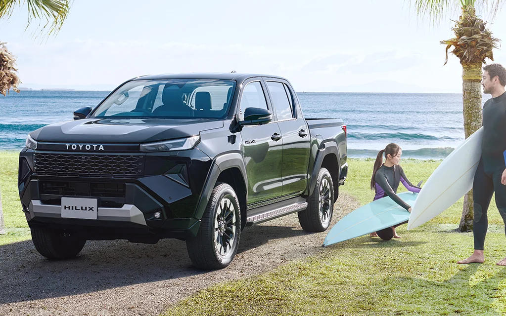 Hilux, referência japonesa atual. Imagem de fábrica, sem indicação de blindagem.