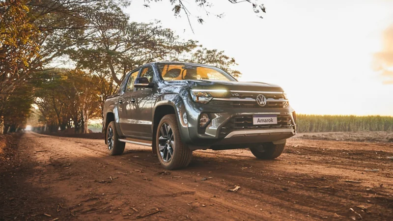 Amarok V6, página brasileira atual. Imagem de fábrica, sem indicação de blindagem.